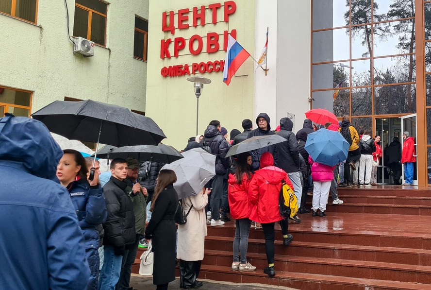 Pessoas fazem fila em unidade de saúde para doar sangue a vítimas de ataque a casa de shows nos arredores de Moscou