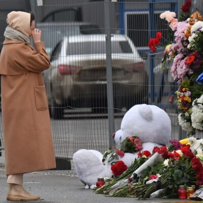 Russos fazem memorial a vítimas de atentado terrorista em frente a centro comercial atacado
