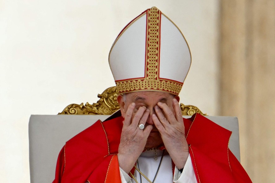 O Papa Francisco gesticula enquanto preside a missa de Domingo de Ramos na Praça de São Pedro, no Vaticano
