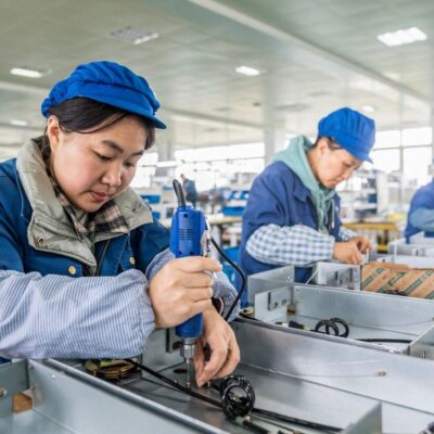 Trabalhadores chineses em fábrica