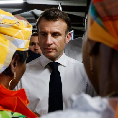 O presidente francês, Emmanuel Macron, desembarcou na Guiana Francesa nesta segunda-feira