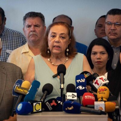 Corina Yoris, principal nome da oposição venezuelana, durante coletiva de imprensa nesta segunda