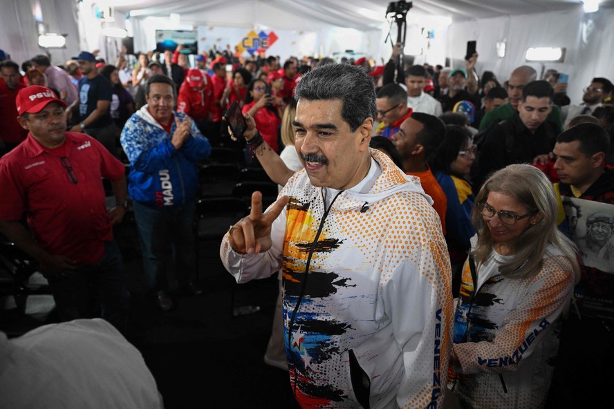 Nicolás Maduro deixa comitê de campanha após formalizar candidatura a reeleição
