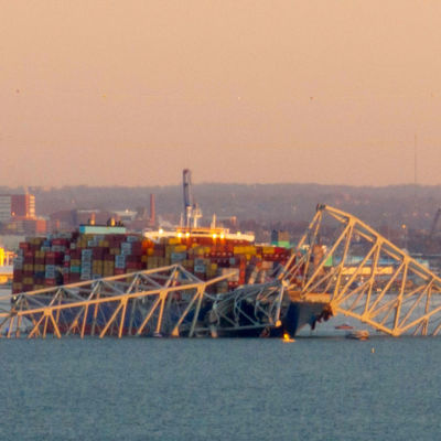 Trecho de ponte colapsada em cima de navio-cargueiro que se chocou contra pilar de sustentação