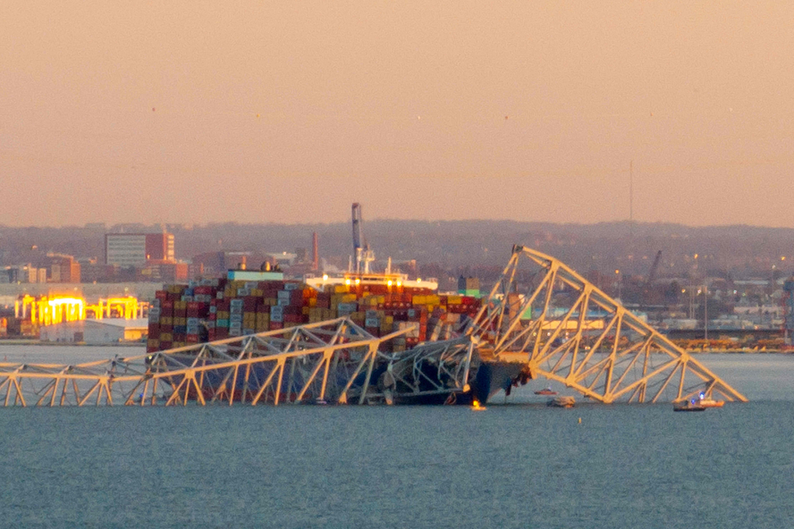 Trecho de ponte colapsada em cima de navio-cargueiro que se chocou contra pilar de sustentação