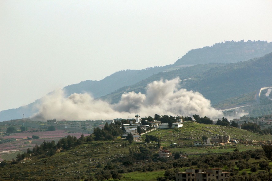 Fumaça se espalha durante um bombardeio israelense na vila de Kfarkila, no sul do Líbano