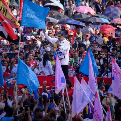 Nicolas Maduro, presidente da Venezuela, fala após registrar sua campanha de reeleição no Conselho Nacional Eleitoral (CNE) em Caracas, Venezuela, em 25 de março de 2024.