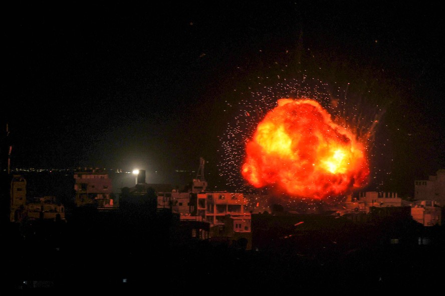 Bombardeio noturno israelense em Rafah, no sul da Faixa de Gaza