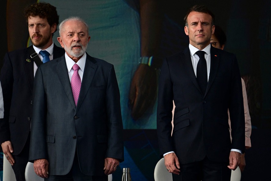 Lula e presidente da França, Emmanuel Macron, participam de evento de lançamento de submarino em Itaguaí