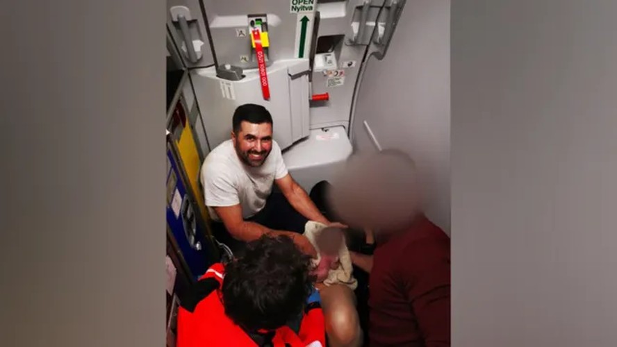 'Nascimento nas alturas': médico faz parto de emergência em avião no retorno de viagem de férias, na Jordânia