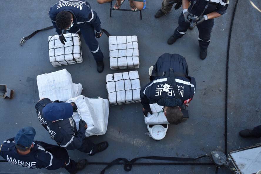 Marinha francesa apreende 10 toneladas de cocaína em navio pesqueiro brasileiro