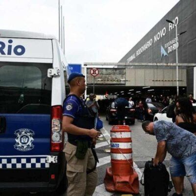 Pessoas são evacuadas do lado de fora do terminal de ônibus Novo Rio depois que um homem armado mantém passageiros como reféns no Rio de Janeiro.  -  (crédito: Pablo PORCIUNCULA / AFP)