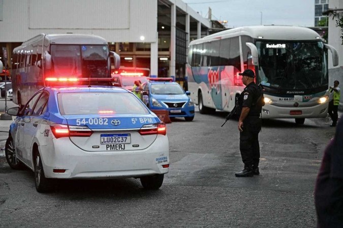 PMs isolaram a rodoviária para que o Bope pudesse negociar o fim do sequestro. Governador elogiou ação -  (crédito: Pablo Porciúncula/AFP)