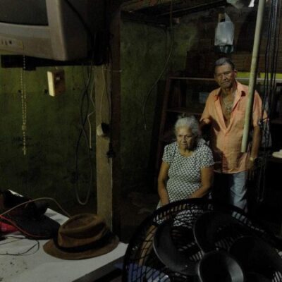 O casal Floripes e Antônio de Araújo mantém um comércio no bairro de Taquari: televisão e freezers danificados em razão das chuvas -  (crédito:  Carlos Vieira CB/DA Press)