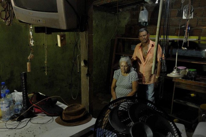 O casal Floripes e Antônio de Araújo mantém um comércio no bairro de Taquari: televisão e freezers danificados em razão das chuvas -  (crédito:  Carlos Vieira CB/DA Press)
