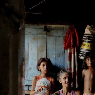 Shirlei Maria Guerra com os filhos Naira, Laiane e Gael: rotina de mudanças provocada pelas cheias
 -  (crédito: Fotos: Carlos Vieira/CB/D.A Press)