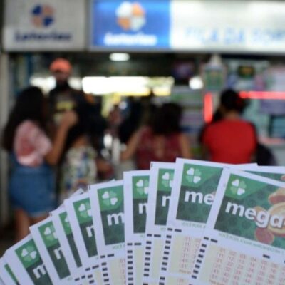 Para apostar na Mega-Sena, é preciso escolher de seis a 15 dezenas por cartela. O jogo simples, de seis dezenas, custa R$ 5 -  (crédito:  Ed Alves/CB/DA.Press)