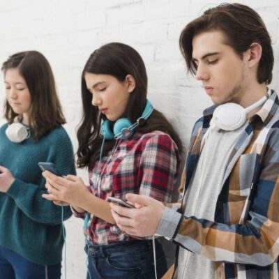 A pesquisa surge no momento em que os defensores de direitos infantis estão cada vez mais preocupados com o relacionamento dos adolescentes com telefones e redes sociais -  (crédito: Reprodução/Freepik)