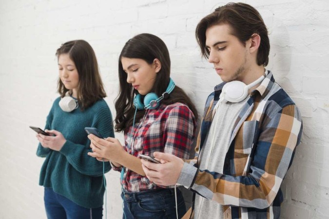 A pesquisa surge no momento em que os defensores de direitos infantis estão cada vez mais preocupados com o relacionamento dos adolescentes com telefones e redes sociais -  (crédito: Reprodução/Freepik)