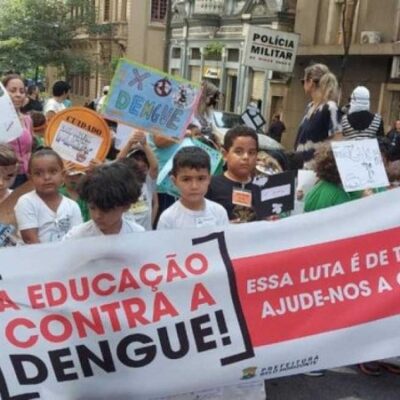 Alunos da Rede Municipal de Educação fizeram uma passeata nas ruas de Belo Horizonte (MG) exibindo cartazes produzidos por eles e gritando 