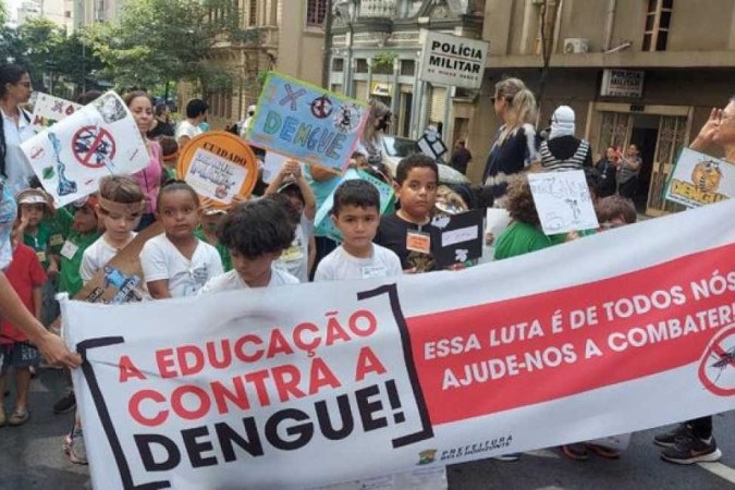Alunos da Rede Municipal de Educação fizeram uma passeata nas ruas de Belo Horizonte (MG) exibindo cartazes produzidos por eles e gritando 