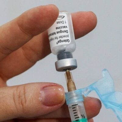 Aplicação da Qdenga está disponível desde 9 de fevereiro. O esquema vacinal contra a dengue requer duas doses, com baixo efeito colateral -  (crédito: Fábio Rodrigues Pozzebom/Agência Brasil)