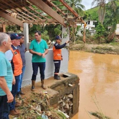 Governador Renato Casagrande em Mimoso do Sul, um dos locais mais atingidos pelas chuvas no Espírito Santo durante o fim de semana   -  (crédito: Comunicação/Governo ES)