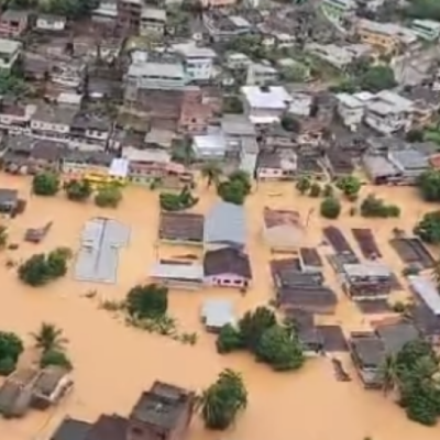 Chuvas nos Espitiro Santo causa alagamento em ao menos 10 cidades da região sul do estado -  (crédito: Reprodução/Instagram Corpo de Bombeiros Militar do ES)