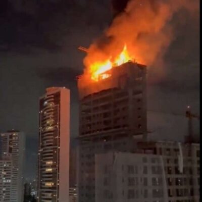 Moradores do bairro da Torre, na Zona Oeste do Recife, compartilharam imagens do incêndio nas redes sociais -  (crédito: Reprodução/X/Twitter @anjodfogo)