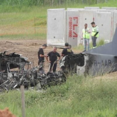 Polícia Federal faz perícia em avião que caiu e matou dois agentes no Aeroporto da Pampulha -  (crédito: Edesio Ferreira/EM/D.A Press)