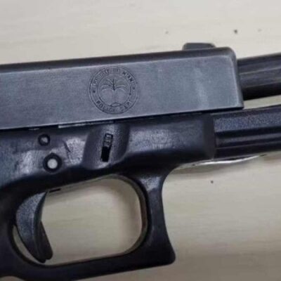 Pistola Glock encontrada com os milicianos: a marcação indicaria que pertence à polícia de Miami -  (crédito: PRF/Divulgação)