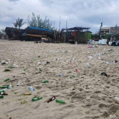 Garrafas e restos de comida na Praia do Preá após festa de réveillon neste ano  -  (crédito: Arquivo Pessoal)
