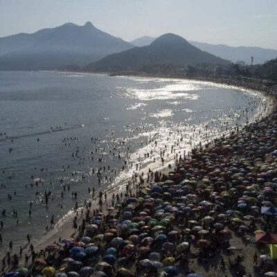 Vista aérea da praia no Recreio dos Bandeirantes, no Rio de Janeiro: forte calor obrigou os cariocas a procurarem um refresco no mar  -  (crédito: Tércio Teixeira/AFP)