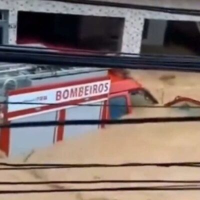 Chuva arrasta caminhão do Corpo de Bombeiros no Espírito Santo -  (crédito: Reprodução/Redes sociais)