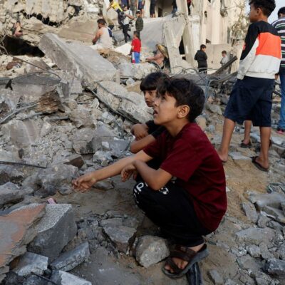 Palestinos observam destroços de prédio destruído em ataque israelense em Khan Younis
17/10/2023
REUTERS/Mohammed Salem