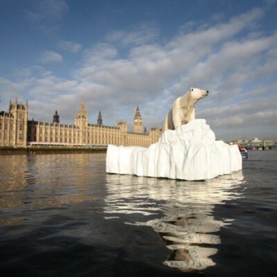 Escultura de calota de gelo polar com um urso em Londres, em evento de conscientização sobre as consequências do aquecimento global