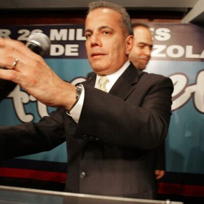 O então candidato presidencial venezuelano Manuel Rosales, do Partido Novo Tempo, discursa durante comício político em Caracas