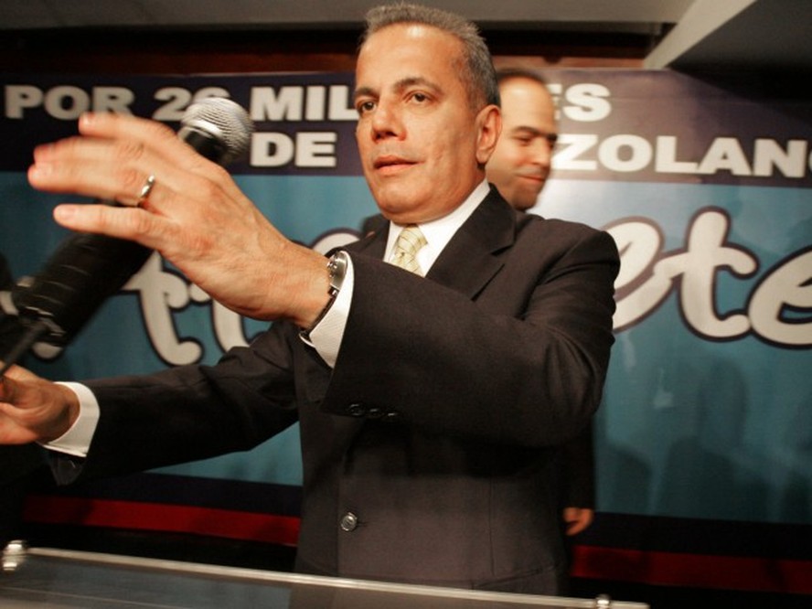 O então candidato presidencial venezuelano Manuel Rosales, do Partido Novo Tempo, discursa durante comício político em Caracas