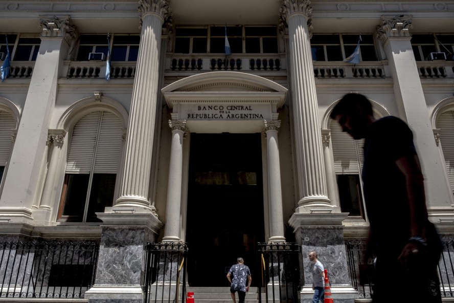 Banco Central da Argentina: corte de juros em meio à inflação de três dígitos