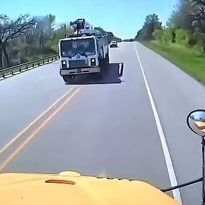 Motorista e criança morrem em acidente com ônibus escolar no Texas; veja vídeo