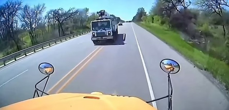 Motorista e criança morrem em acidente com ônibus escolar no Texas; veja vídeo