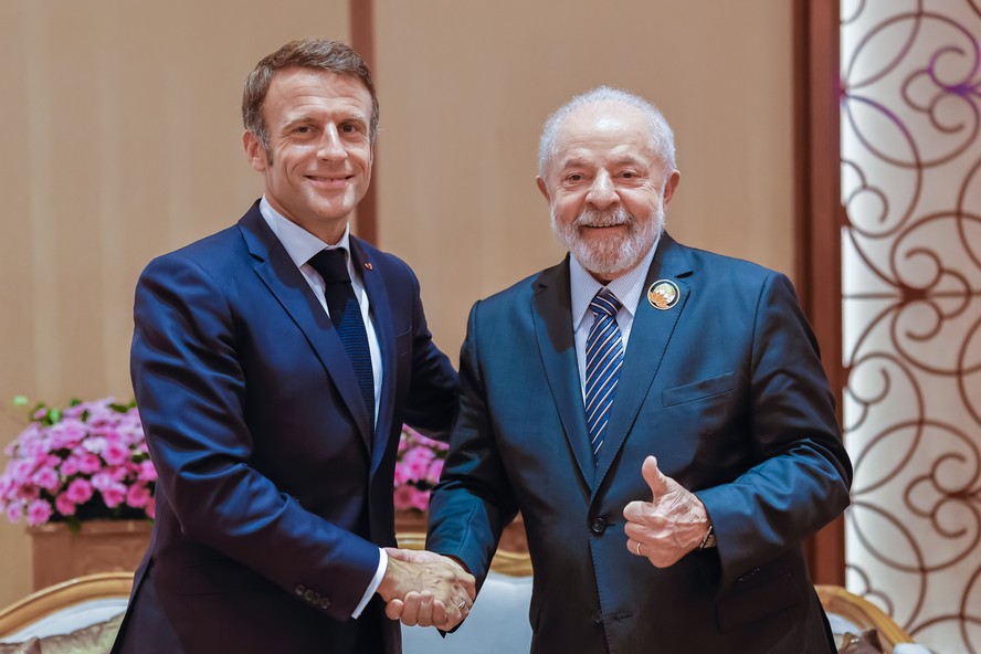 Lula com o presidente da França, Emmanuel Macron, em Nova Delhi