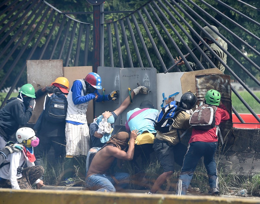 Manifestantes da oposição montam barricadas contra as forças de segurança da Venezuela durante protesto contra o governo em 2017
