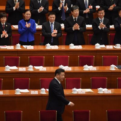 O presidente chinês, Xi Jinping, sendo aplaudido no  Congresso Nacional do Povo (CNP), em 2018