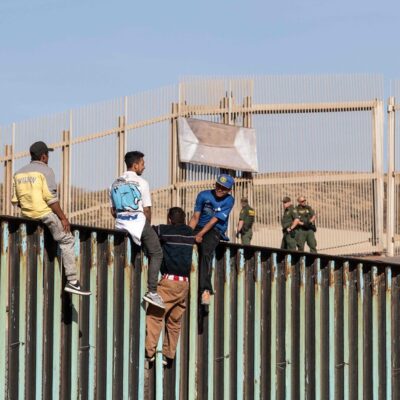 Migrantes tentam atravessar a fronteira dos EUA com o México