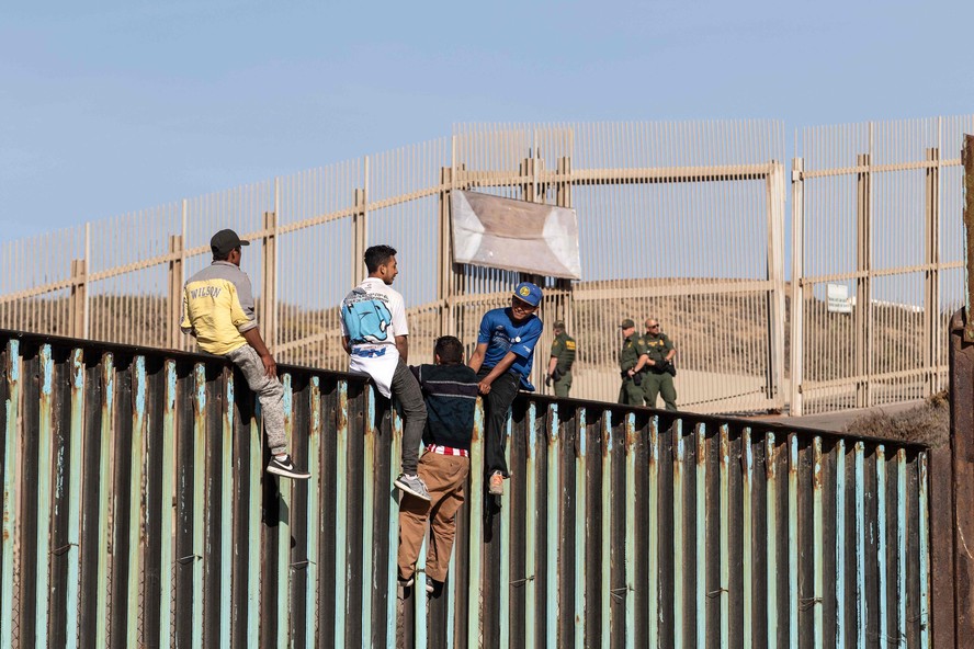 Migrantes tentam atravessar a fronteira dos EUA com o México