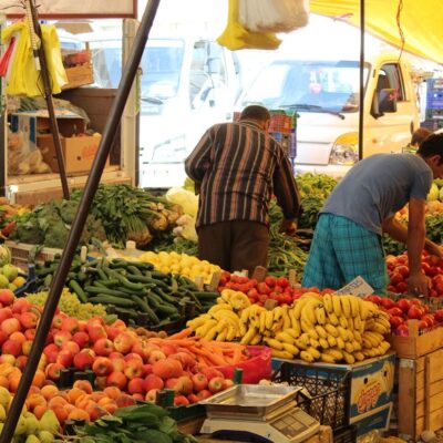 Feirantes preparam frutas e legumes em barraca de mercado em Istambul (Turquia)