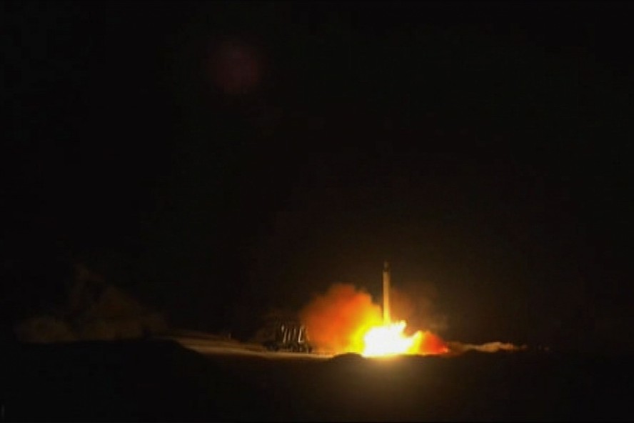 Míssil lançado pela Guarda Revolucionária iraniana contra base usada pelos EUA no Iraque, em 2020