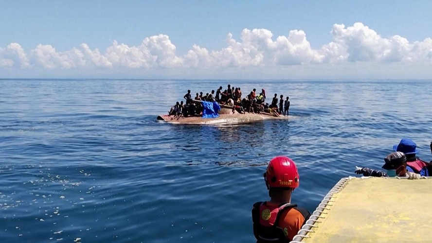 Refugiados rohingya são resgatados no mar após barco virar
