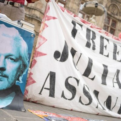 Apoiadores de Julian Assange participam de protesto em Vienna, na Áustria